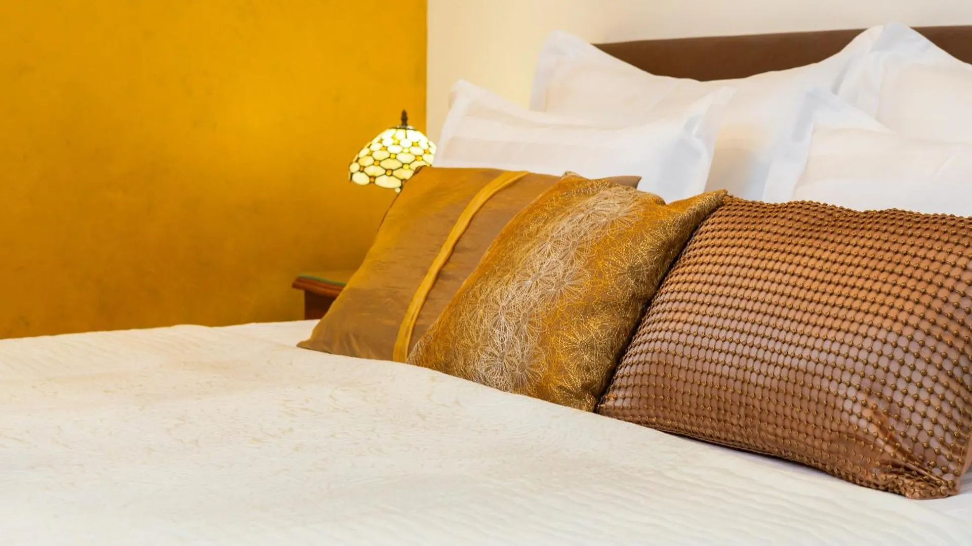 Romantic Luxury Rooms Split Bed & Breakfast