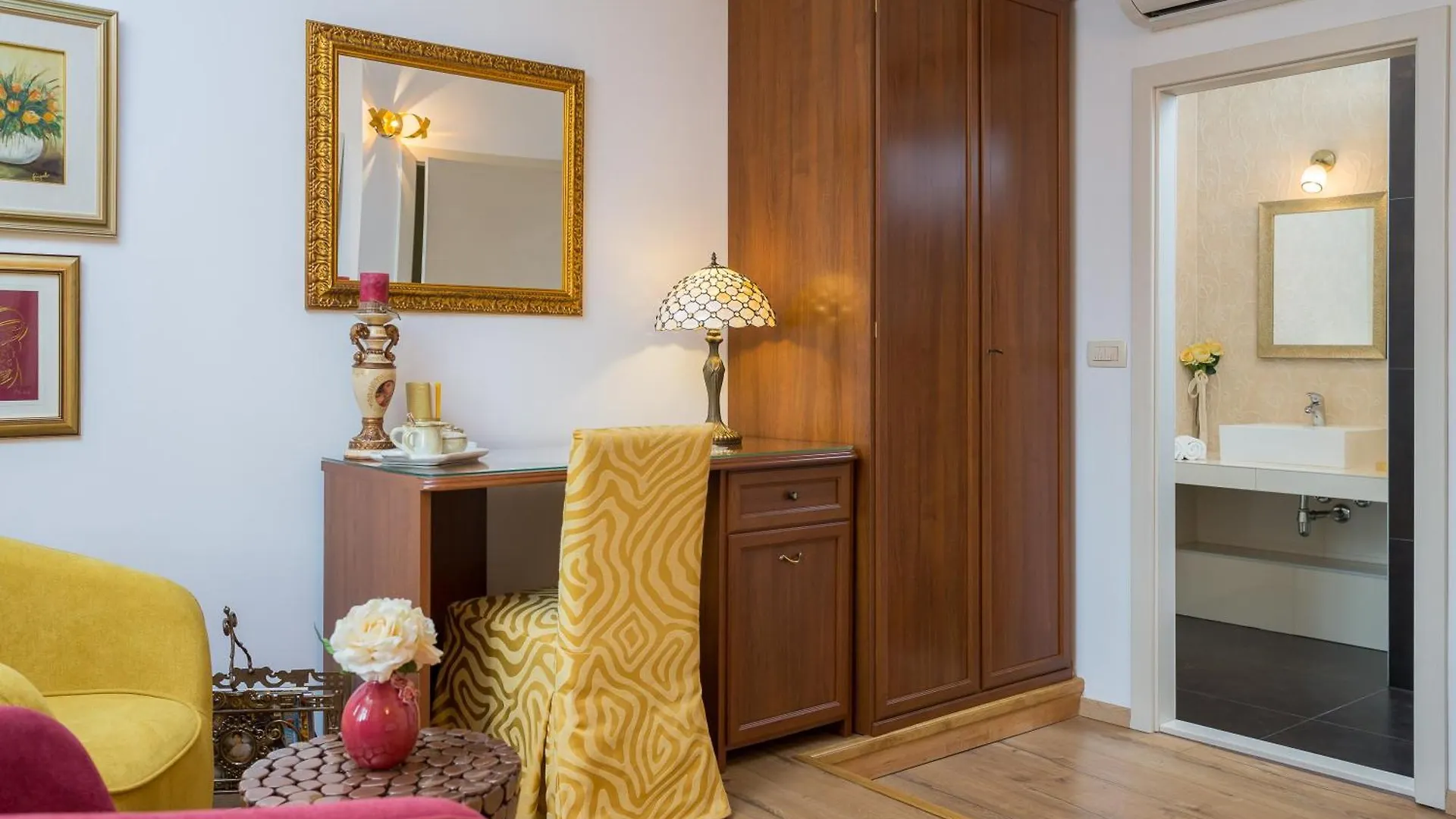 Romantic Luxury Rooms Split 4*,